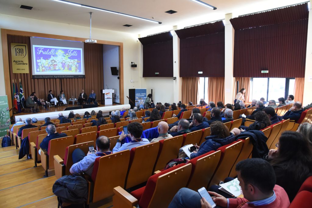 A afetividade e sexualidade no programa educativo do CNE destina-se, primordialmente, a adultos e formadores.